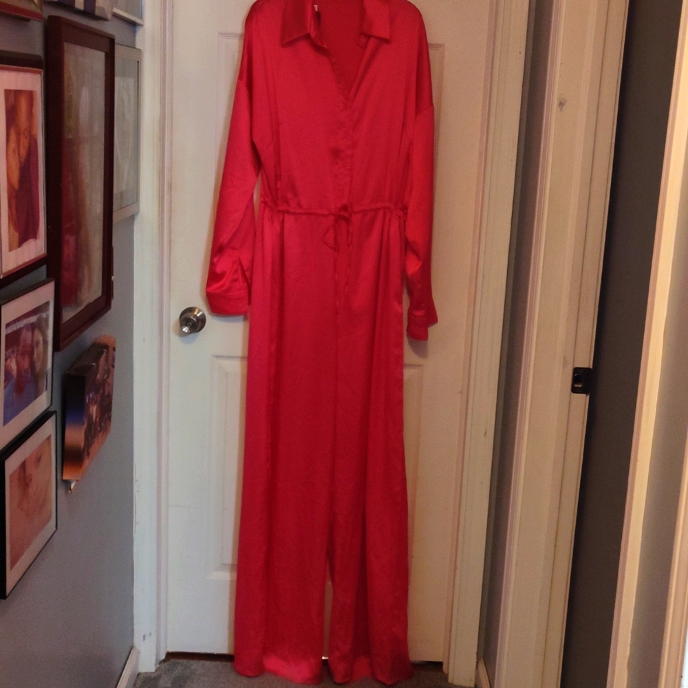 Pretty little thing: Silky, flowy, light weight jumpsuit !